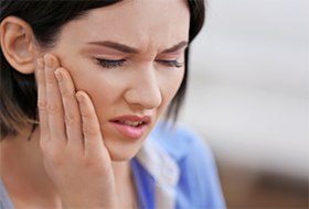 Woman with jaw pain